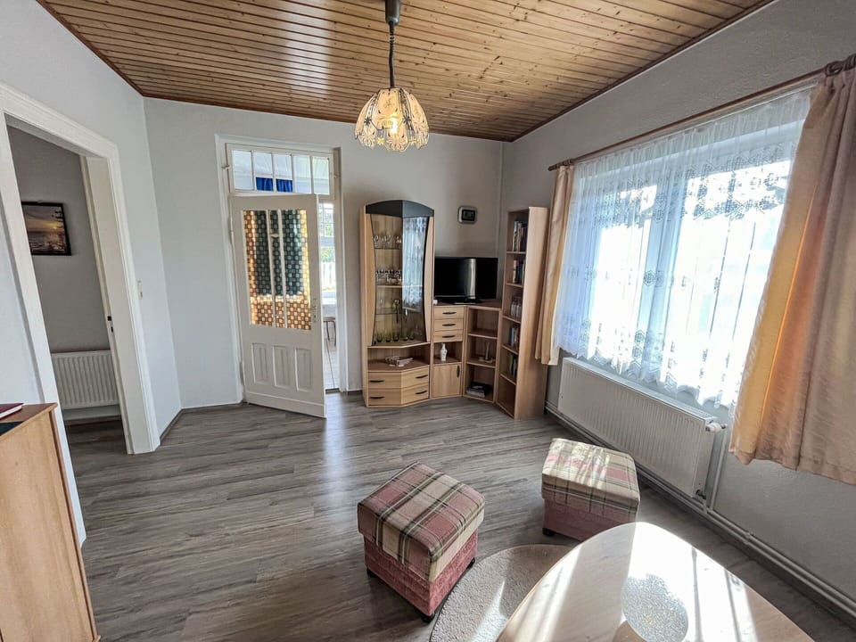 Property, Picture Frame, Furniture, Couch, Wood, Living Room, Interior Design, Floor, Hall, Flooring