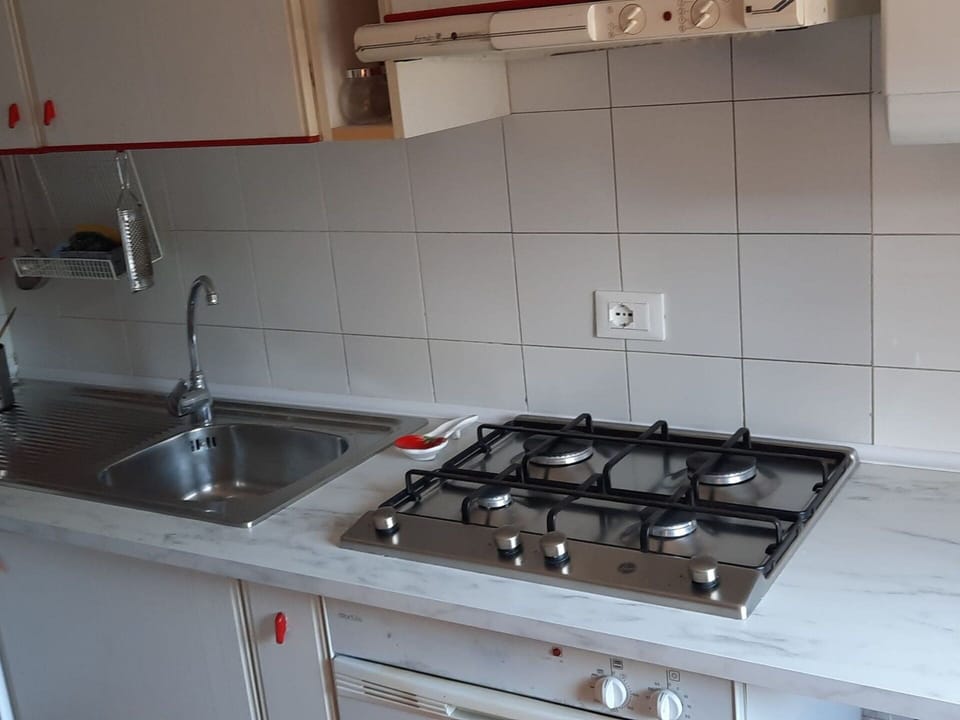 Property, Furniture, Cloud, Table, Sky, Chair, Plant, Building, Outdoor Furniture, Wood