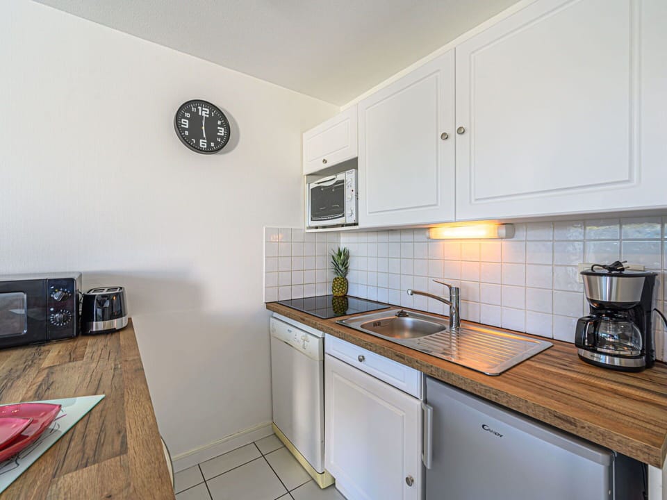Cabinetry, Countertop, Sink, Kitchen Stove, Kitchen, Kitchen Appliance, Home Appliance, Wood, Kitchen Sink, Clock