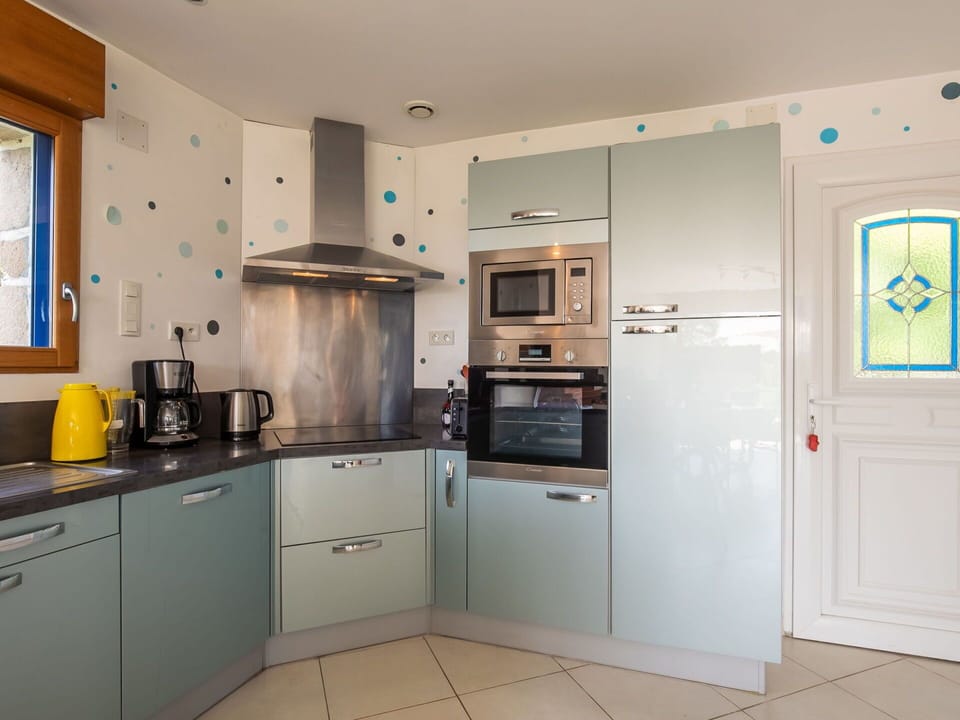 Cabinetry, Countertop, Kitchen Appliance, Kitchen Stove, Home Appliance, Kitchen, Wood, Interior Design, Major Appliance, Building