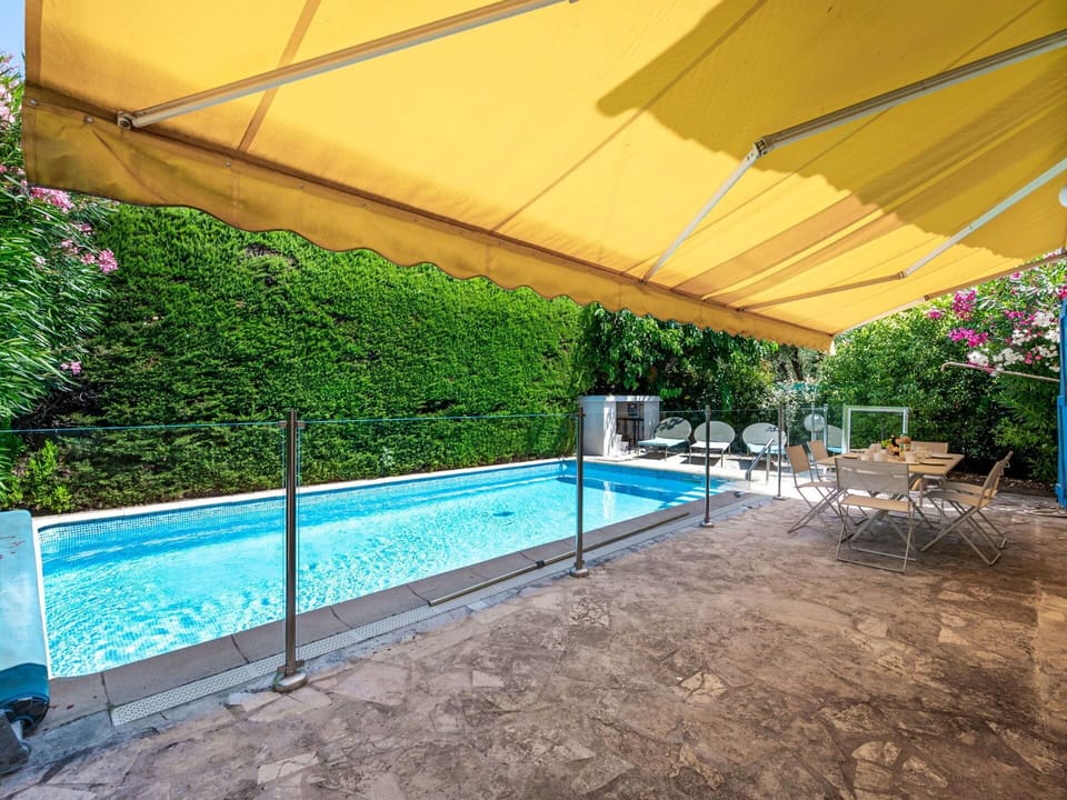 Sky, Plant, Furniture, Plant Community, Table, Natural Landscape, Chair, Land Lot, Outdoor Furniture, Tree