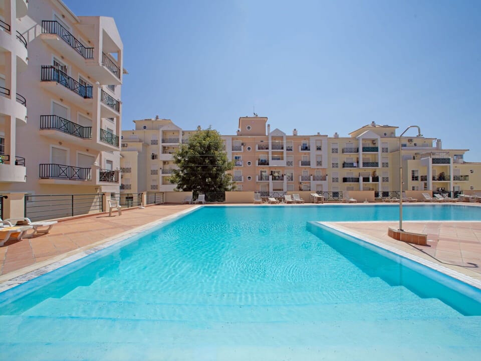 Water, Sky, Building, Swimming Pool, Azure, Window, Urban Design, Leisure, House, Aqua