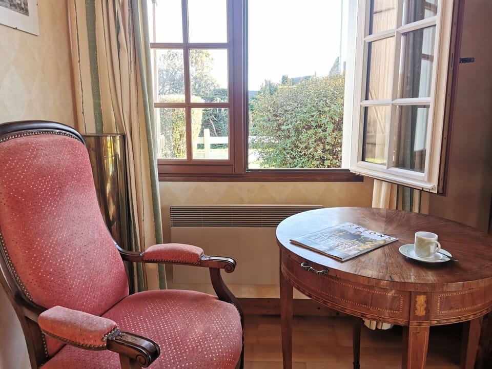 Furniture, Property, Window, Building, Table, Wood, Interior Design, Architecture, Shade