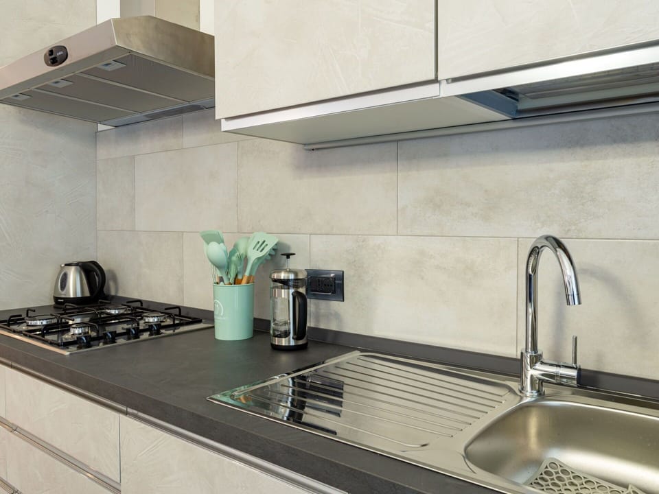 Kitchen Sink, Tap, Countertop, Property, Cabinetry, Sink, Building, Plumbing Fixture, Kitchen, Interior Design