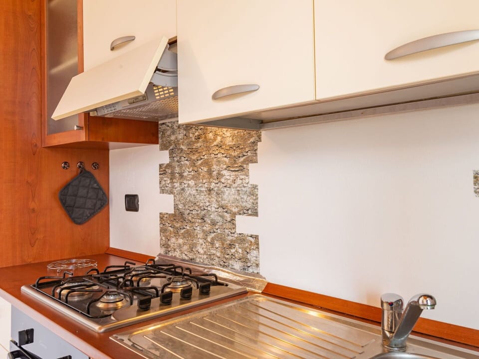 Property, Countertop, Cabinetry, Gas Stove, Wood, Sink, Kitchen, Interior Design, Kitchen Stove, Cooktop