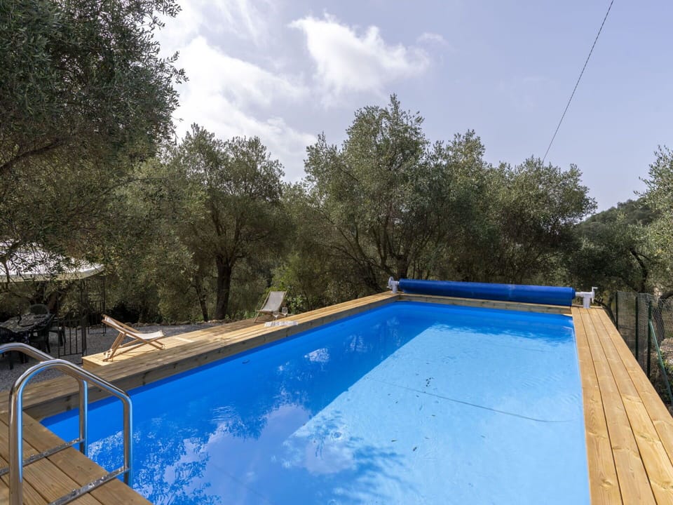 Water, Cloud, Sky, Building, Plant, Window, Swimming Pool, Tree, House, Leisure