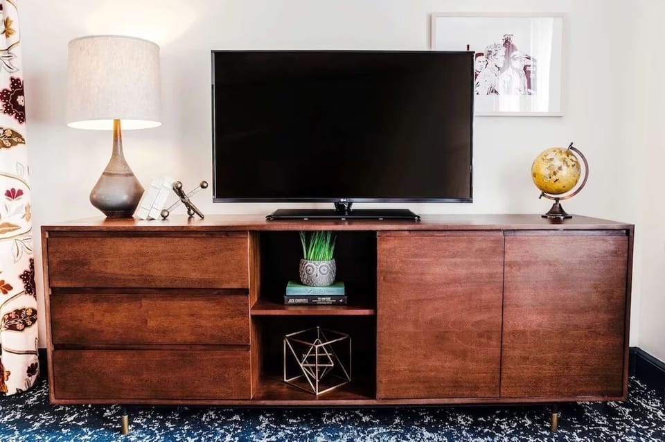 Enjoy thoughtful mid-century touches and entertainment at your fingertips.