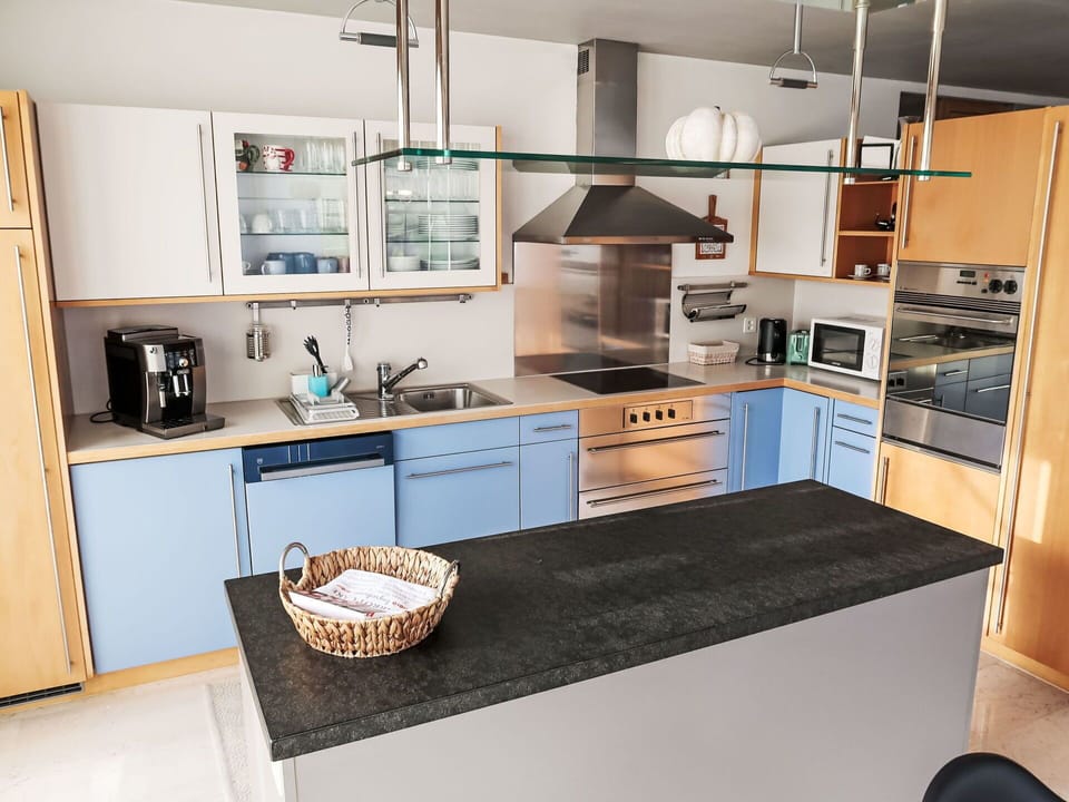 Countertop, Cabinetry, Kitchen Sink, Property, Sink, Tap, Kitchen Appliance, Kitchen Stove, Kitchen, Home Appliance