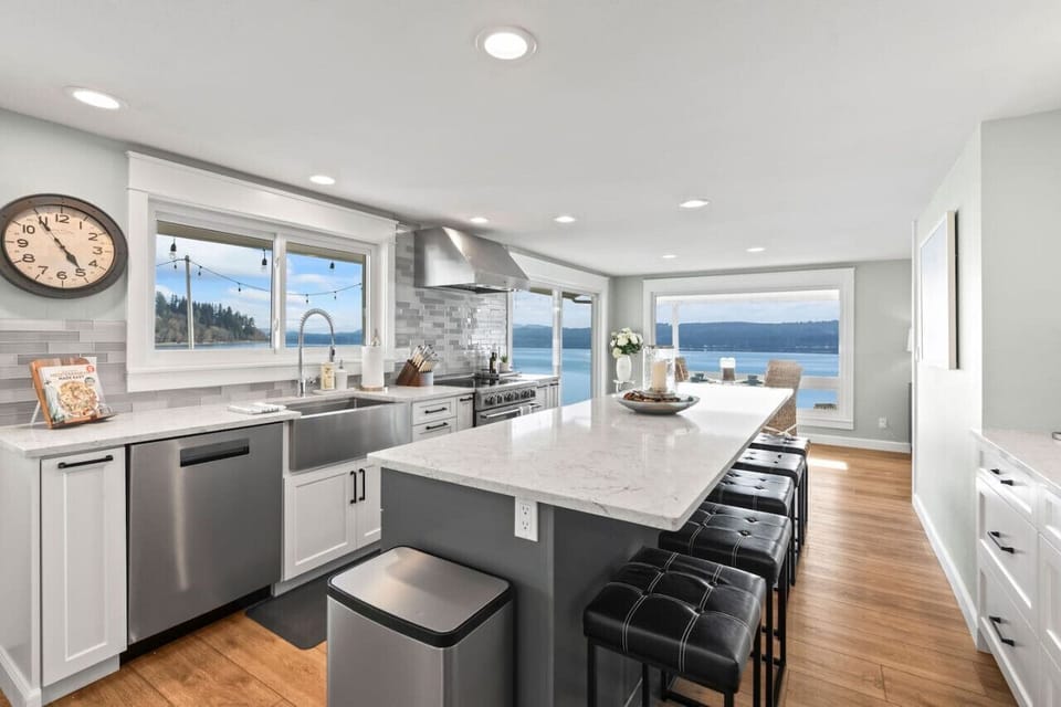 Gorgeous kitchen with all the essentials.