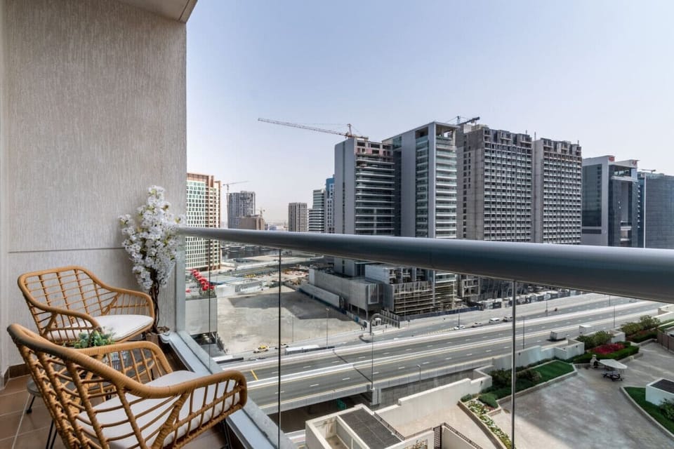 Balcony Oasis: Sip coffee with stunning skyline views and vibrant city life at your doorstep!