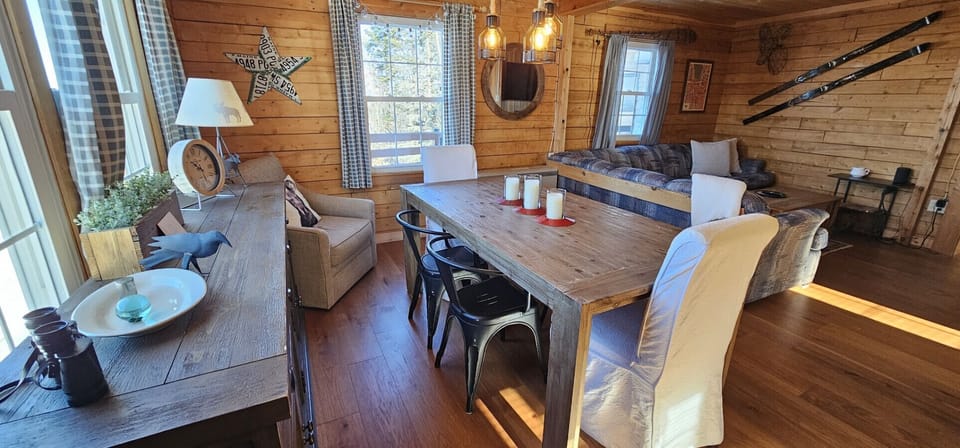 Cozy and Inviting Dining Area
