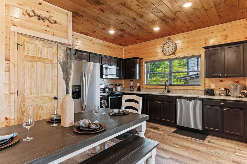 Moonlight Pines' kitchen and dining area