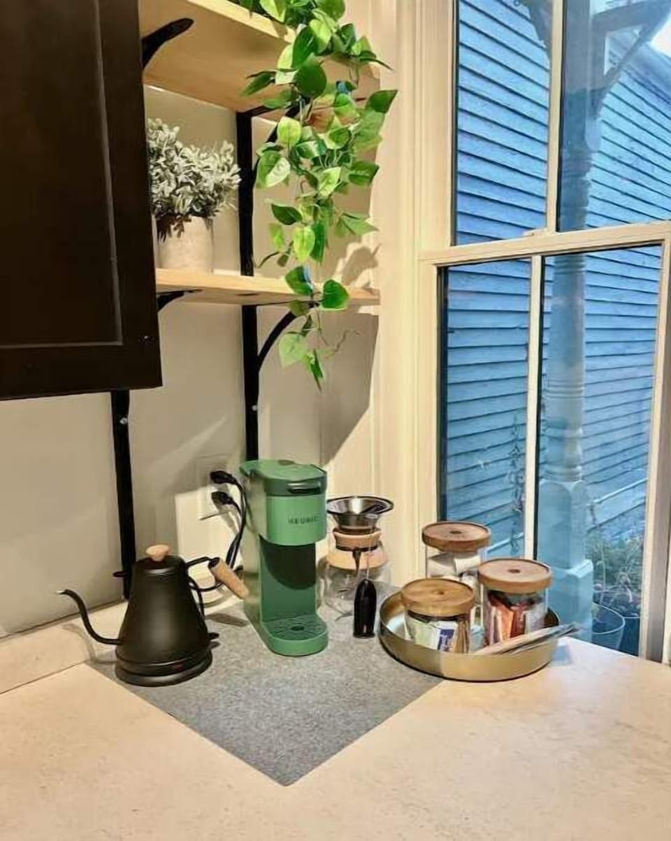 Coffee and tea bar, with Keurig/pods and drip options