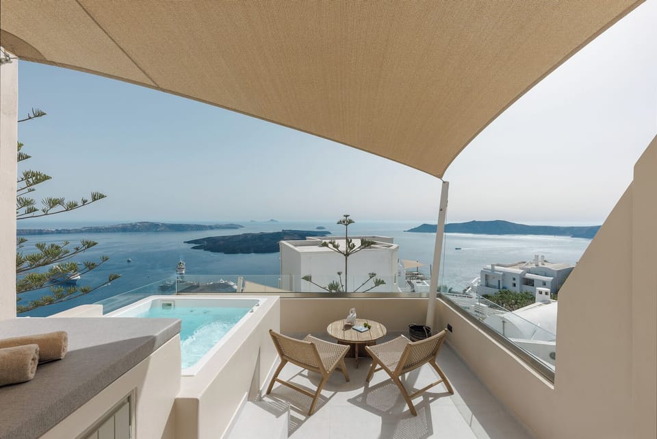 Prívate balcony with hot tub and seating area. Amazing view to the sea.