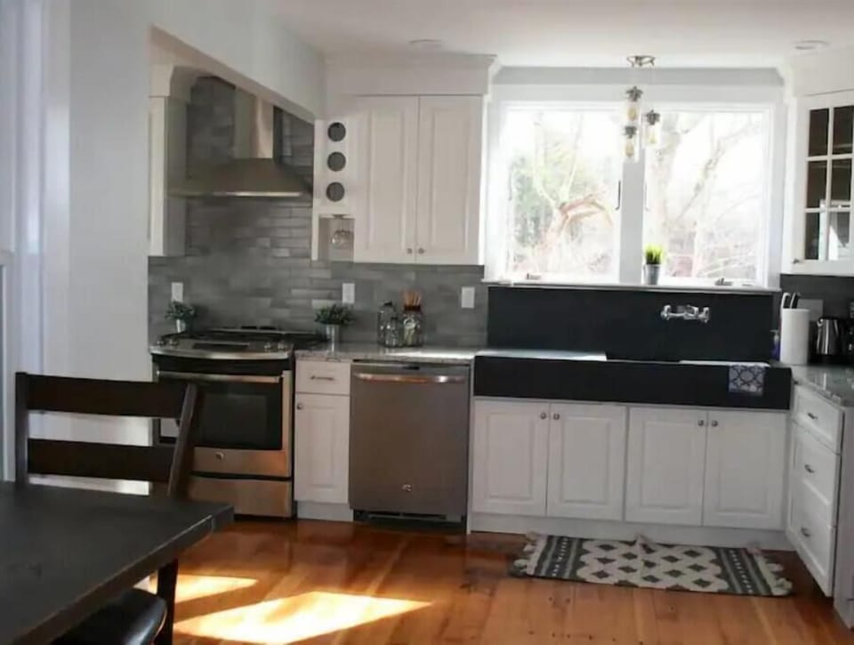 Modern and well equipped kitchen 
