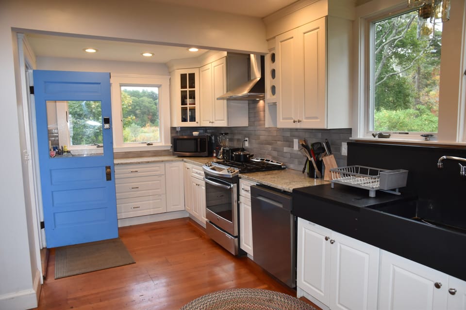 Well-equipped modern kitchen 