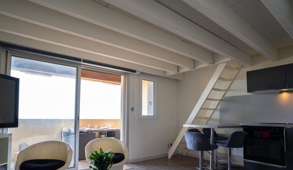 Air-conditioned lounge with TV and WIFI, views of the Mediterranean.