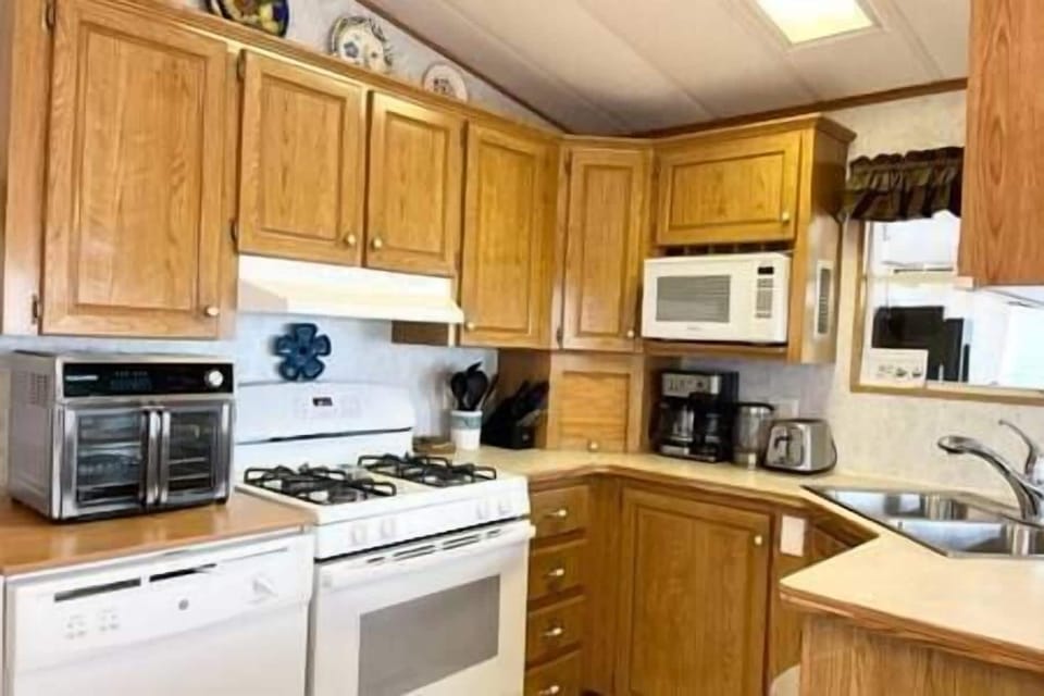 Fully appointed kitchen include large multi function air fryer, both Keurig pod/regular coffee maker
