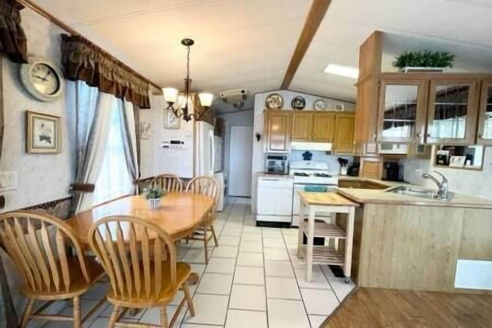 Open concept living room, dining, fully appointed kitchen