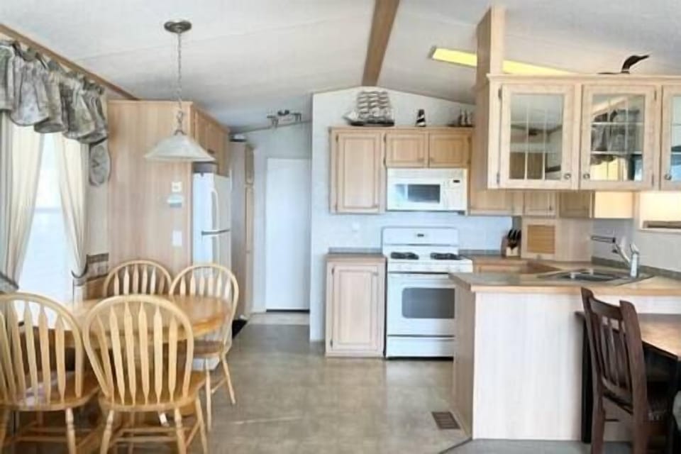 Open concept living room, dining area, and fully appointed kitchen.. 