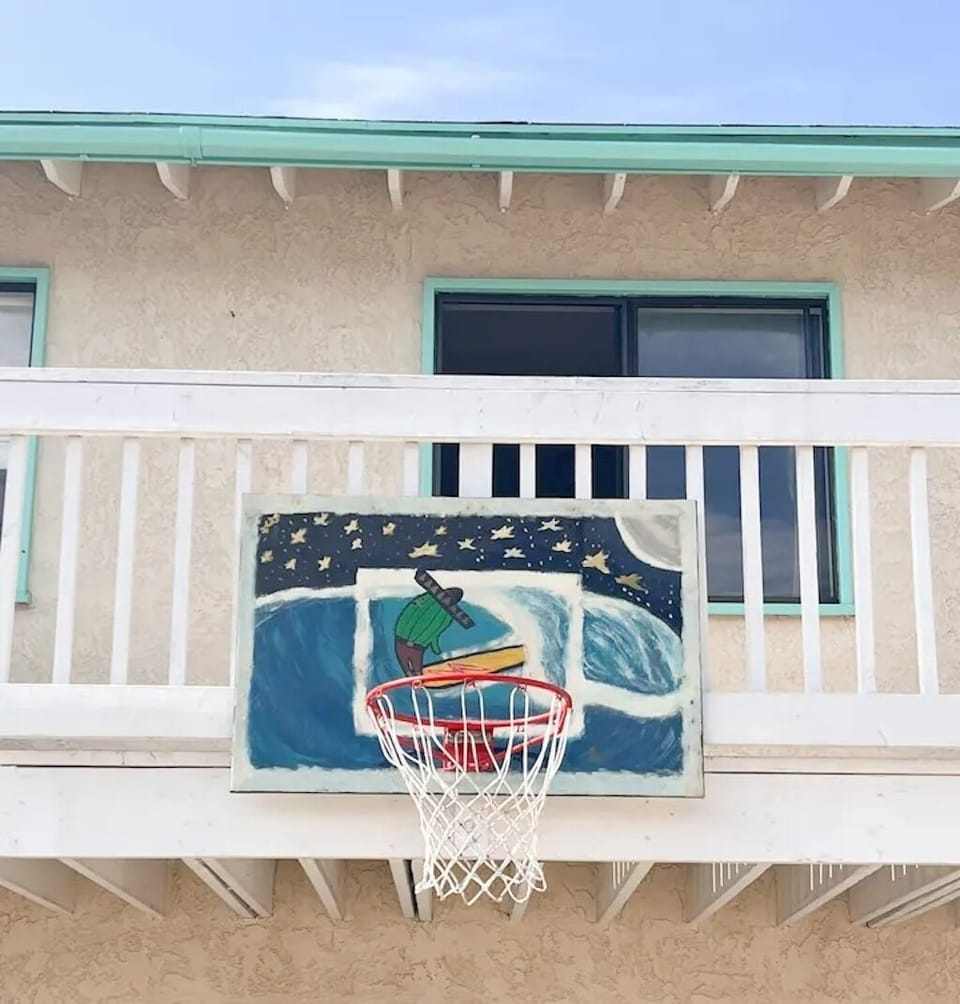 2 Bedroom Townhouse with Private Backyard 8 min from the beach House in Lawndale