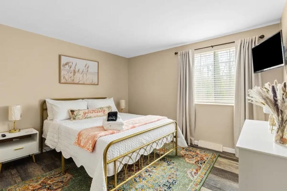 Queen bed in the main bedroom with a comfy memory foam mattress!