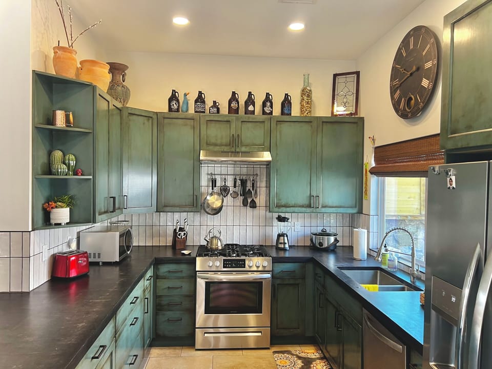 Fully stocked kitchen, with ample counter space, gas stove and quality cookware.