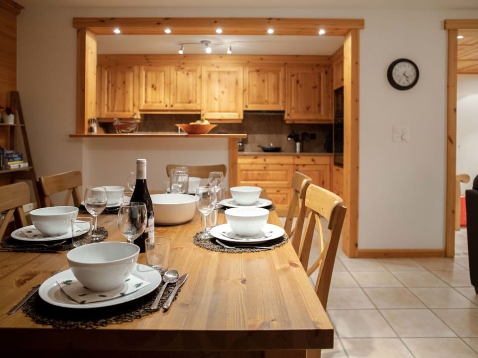 Table, Tableware, Property, Furniture, Dishware, Wood, Drinkware, Cabinetry, Chair, Countertop