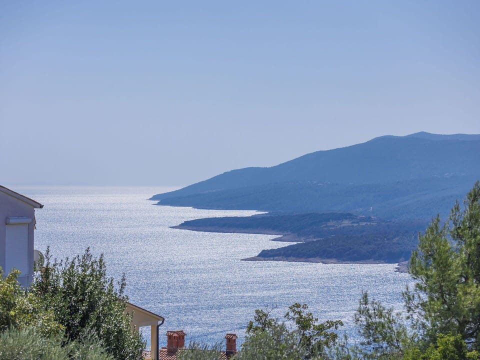 Water, Sky, Ecoregion, Highland, Coastal And Oceanic Landforms, Cloud, Tree, Lake, Plant, Terrain