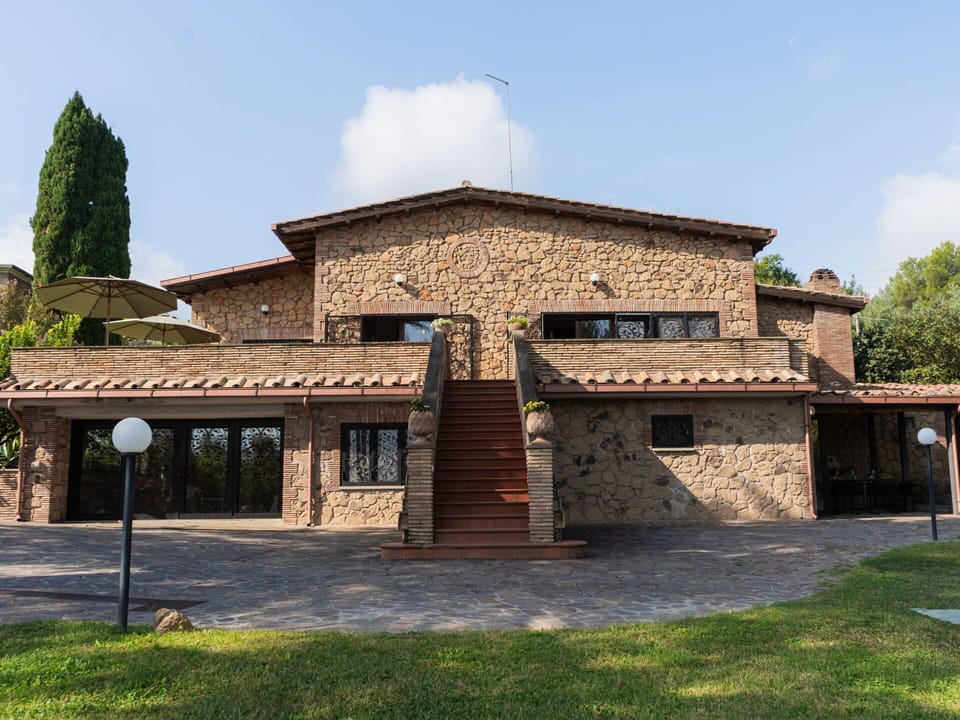 Cloud, Sky, Building, Plant, Window, Land Lot, Shade, House, Cottage, Tree