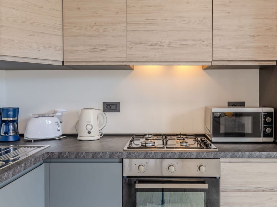 Property, Cabinetry, Countertop, Gas Stove, Kitchen Appliance, Kitchen Stove, Cooktop, Stove, Interior Design, Home Appliance