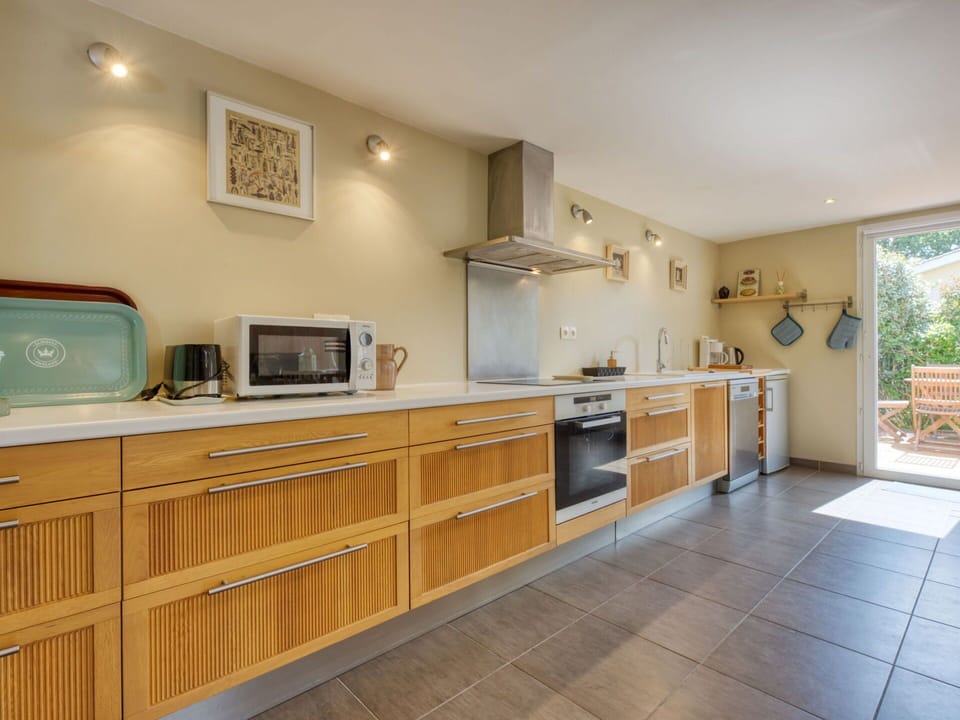 Cabinetry, Furniture, Countertop, Plant, Wood, Kitchen, Drawer, Interior Design, Houseplant, Flooring