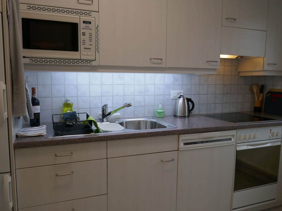 Cabinetry, Kitchen Sink, Sink, Countertop, Property, Tap, Kitchen, Interior Design, Flooring, Floor