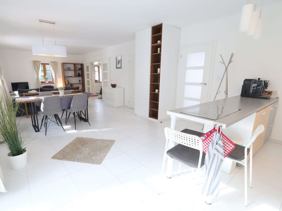Table, Property, Furniture, Plant, Building, Chair, Desk, Interior Design, Wood, Floor
