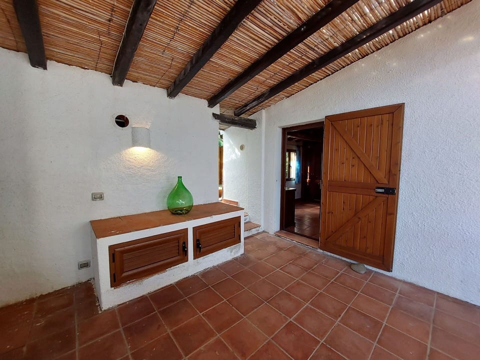 Building, Property, Furniture, Table, Wood, Interior Design, House, Architecture, Wood Stain, Houseplant