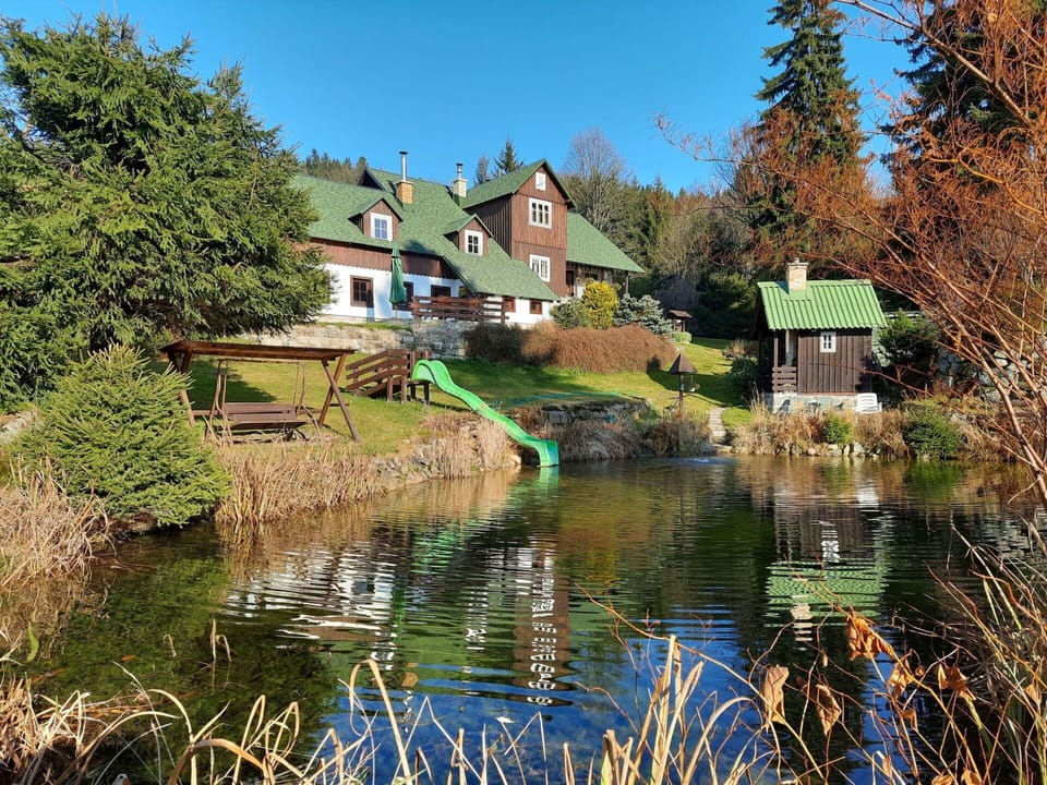 Water, Plant, Building, Sky, Natural Landscape, Tree, House, Lake, Grass, Cottage
