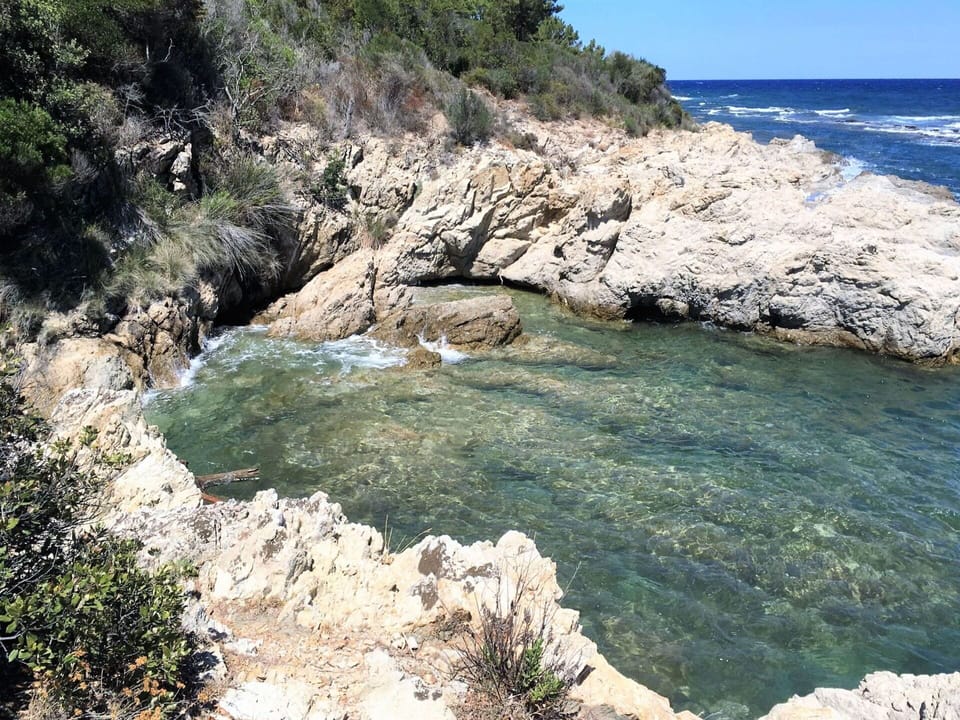 Water, Water Resources, Sky, Plant Community, Plant, Natural Landscape, Bedrock, Watercourse, Bank, Formation
