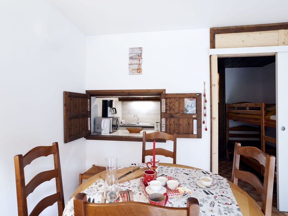 Table, Furniture, Property, Building, Wood, Comfort, Interior Design, Picture Frame, Chair, Floor