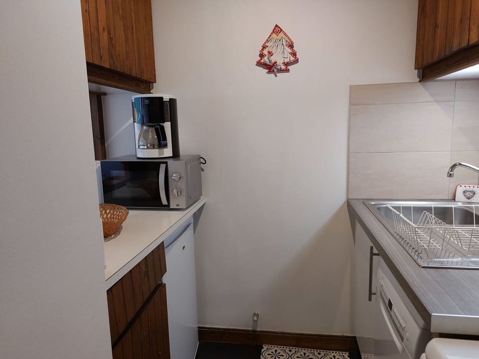 Kitchen Sink, Cabinetry, Property, Building, Lighting, Sink, Interior Design, Wood, Kitchen Stove