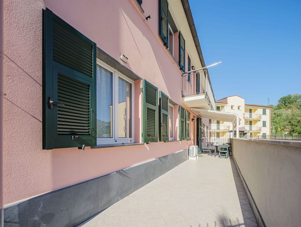 Sky, Window, Building, Shade, Wood, Urban Design, Neighbourhood, Residential Area, Road Surface, Asphalt