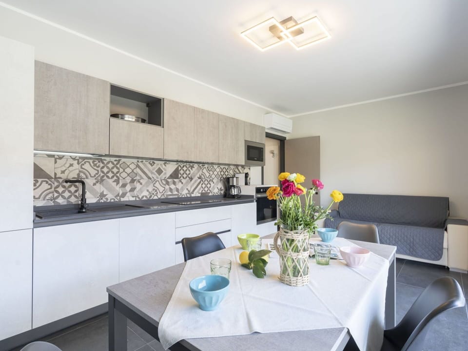 Table, Flower, Furniture, Property, Building, Interior Design, Lighting, Architecture, Flooring, Floor
