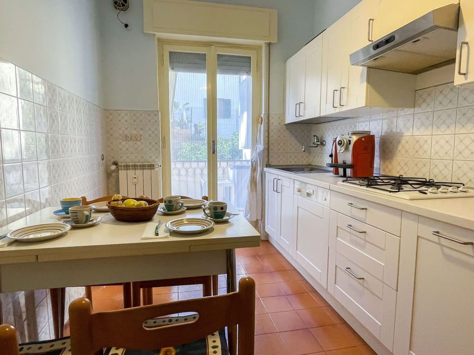 Kitchen Appliance, Kitchen, Major Appliance, Countertop, Flooring, Interior Design, Wood, Furniture, Cabinetry, Home Appliance