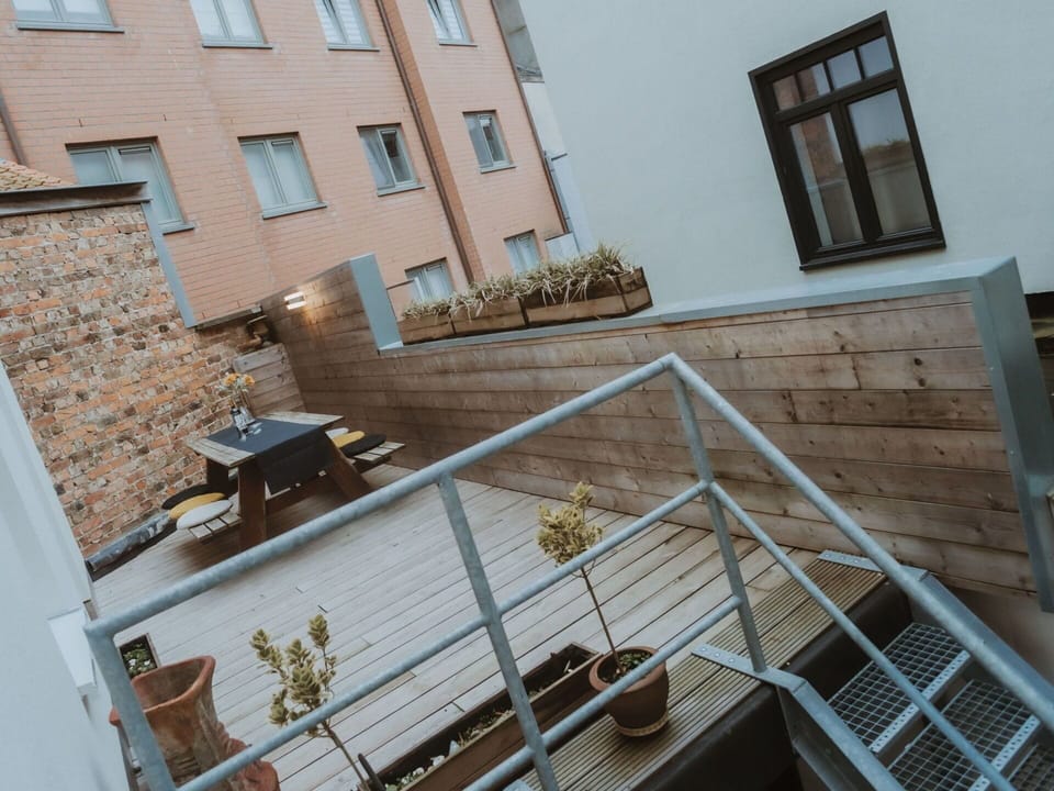 Window, Building, Urban Design, Material Property, Composite Material, Real Estate, Facade, Wood, Condominium