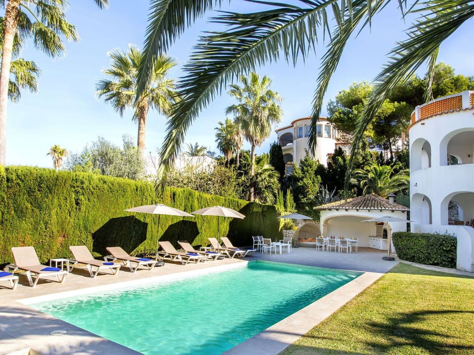 Water, Building, Sky, Property, Swimming Pool, Window, Azure, Plant, Interior Design, Condominium