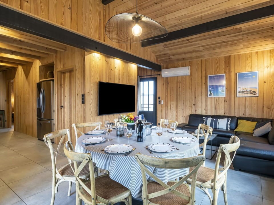 Table, Furniture, Property, Chair, Wood, Interior Design, Building, Floor, Real Estate, Decoration