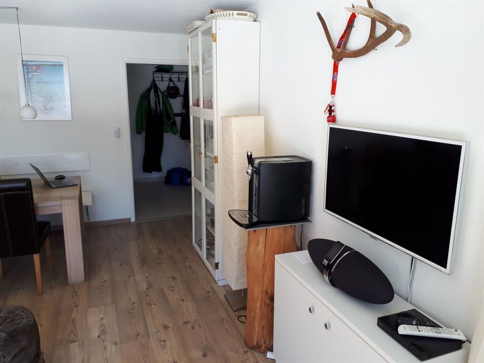 Property, Building, Cabinetry, Interior Design, House, Floor, Wall, Flooring, Television Set, Table