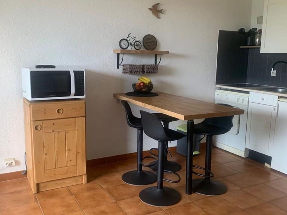 Cabinetry, Table, Furniture, Property, Wood, Kitchen, Interior Design, Computer Desk, Drawer, Floor