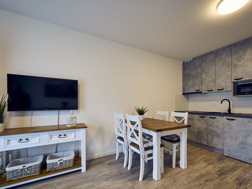 Furniture, Property, Table, Plant, Building, Houseplant, Wood, Interior Design, Flooring, Floor