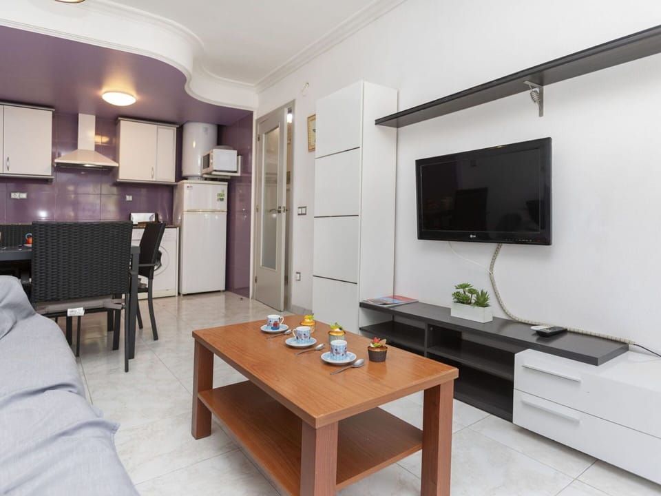 Table, Furniture, Property, Building, Interior Design, Wood, Comfort, Television, Couch, Flooring