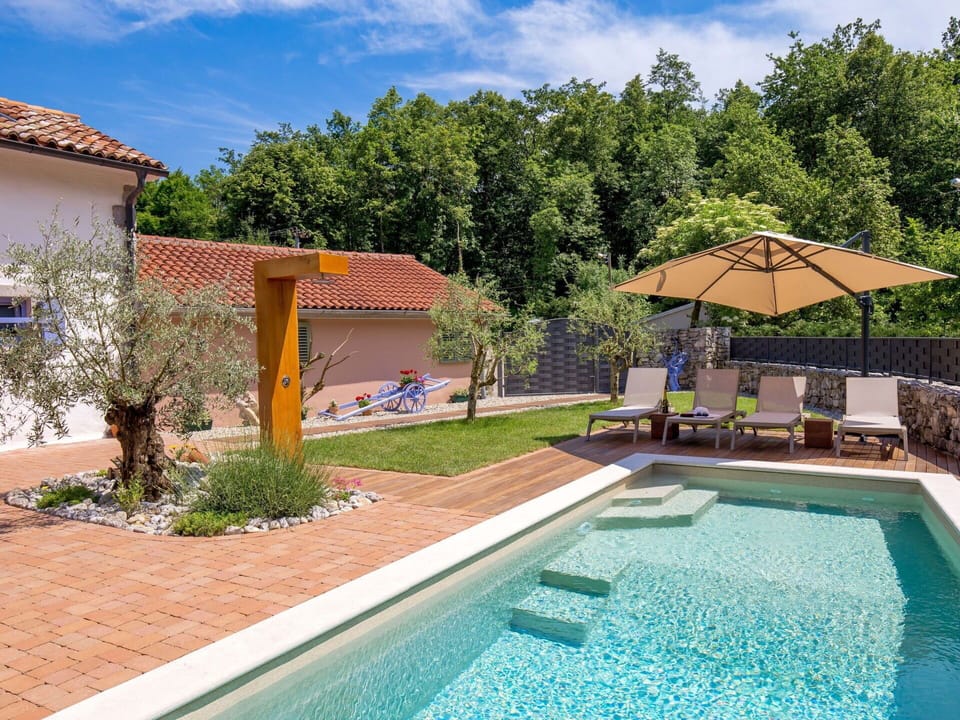 Water, Plant, Cloud, Property, Building, Sky, Blue, Swimming Pool, Tree, Window